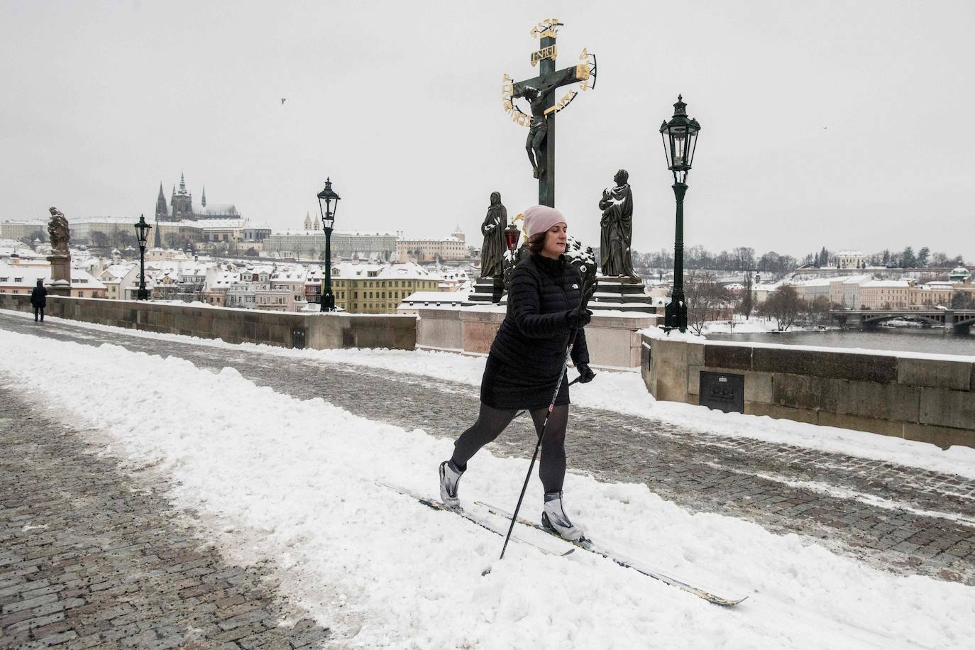 La nieve se ha dejado notar en los últimos días en distintos países como Alemania, Holanda o Estados Unidos. Las condiciones climatológicas, además de dejar unas imágenes llamativas, también han provocado alteraciones en la vida de sus ciudadanos.