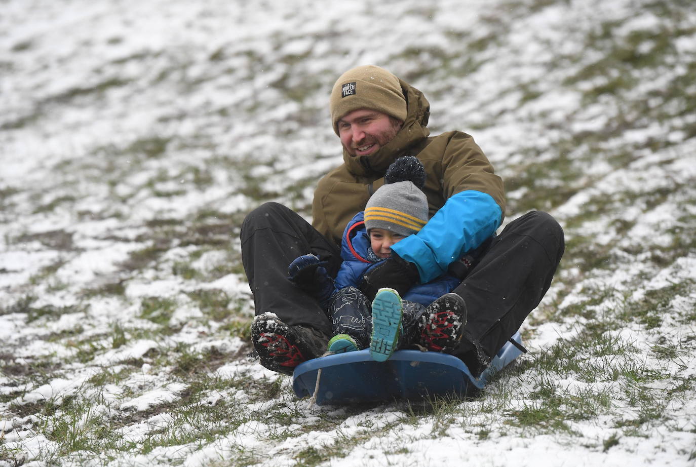 La nieve se ha dejado notar en los últimos días en distintos países como Alemania, Holanda o Estados Unidos. Las condiciones climatológicas, además de dejar unas imágenes llamativas, también han provocado alteraciones en la vida de sus ciudadanos.