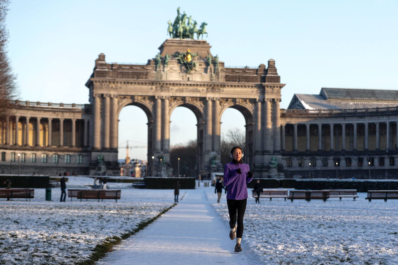 La nieve se ha dejado notar en los últimos días en distintos países como Alemania, Holanda o Estados Unidos. Las condiciones climatológicas, además de dejar unas imágenes llamativas, también han provocado alteraciones en la vida de sus ciudadanos.