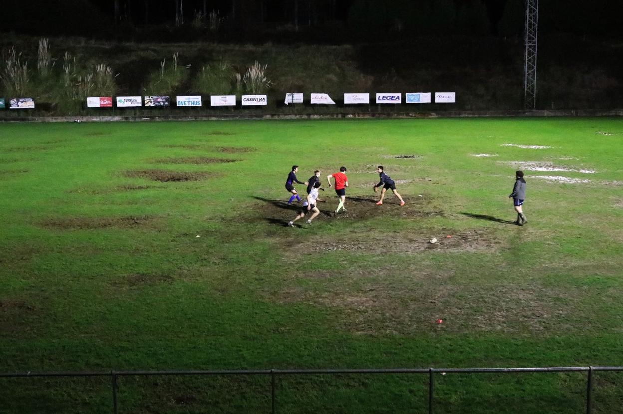 Uno de los entrenamientos, ayer, en el campo de rugby del Naranco. 