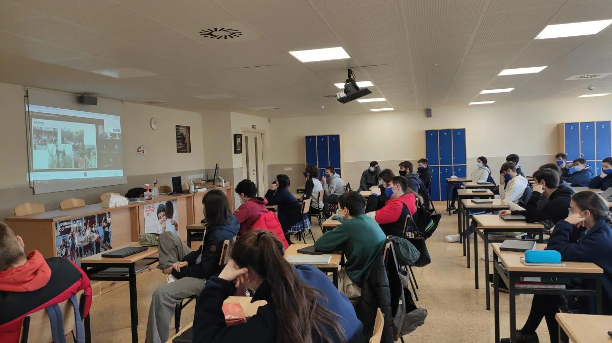 Alumnos de primero de Bachillerato del Colegio San Ignacio de Oviedo, en una de las charlas con las investigadoras. 