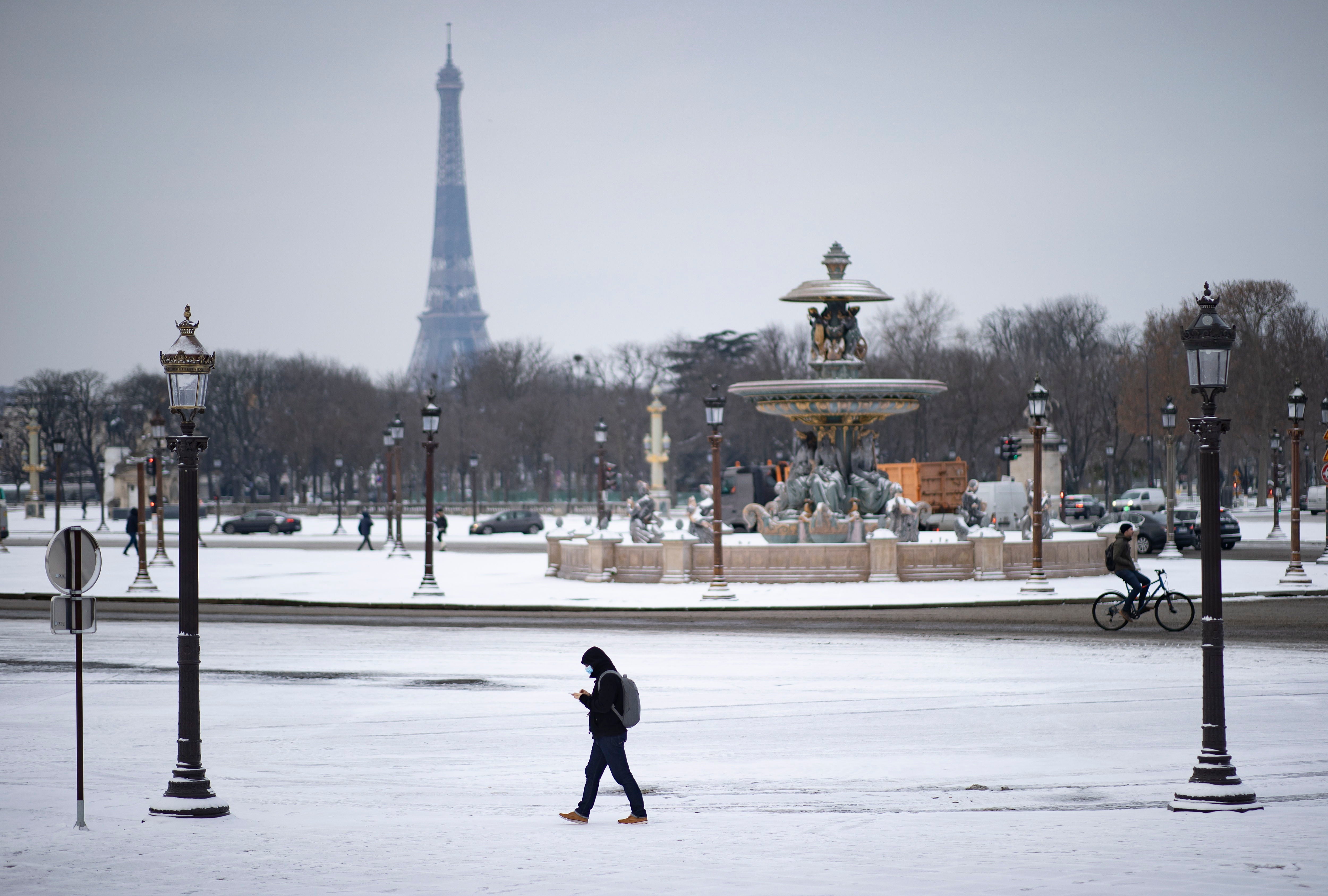 La nieve se ha dejado notar en los últimos días en distintos países como Alemania, Holanda o Estados Unidos. Las condiciones climatológicas, además de dejar unas imágenes llamativas, también han provocado alteraciones en la vida de sus ciudadanos.