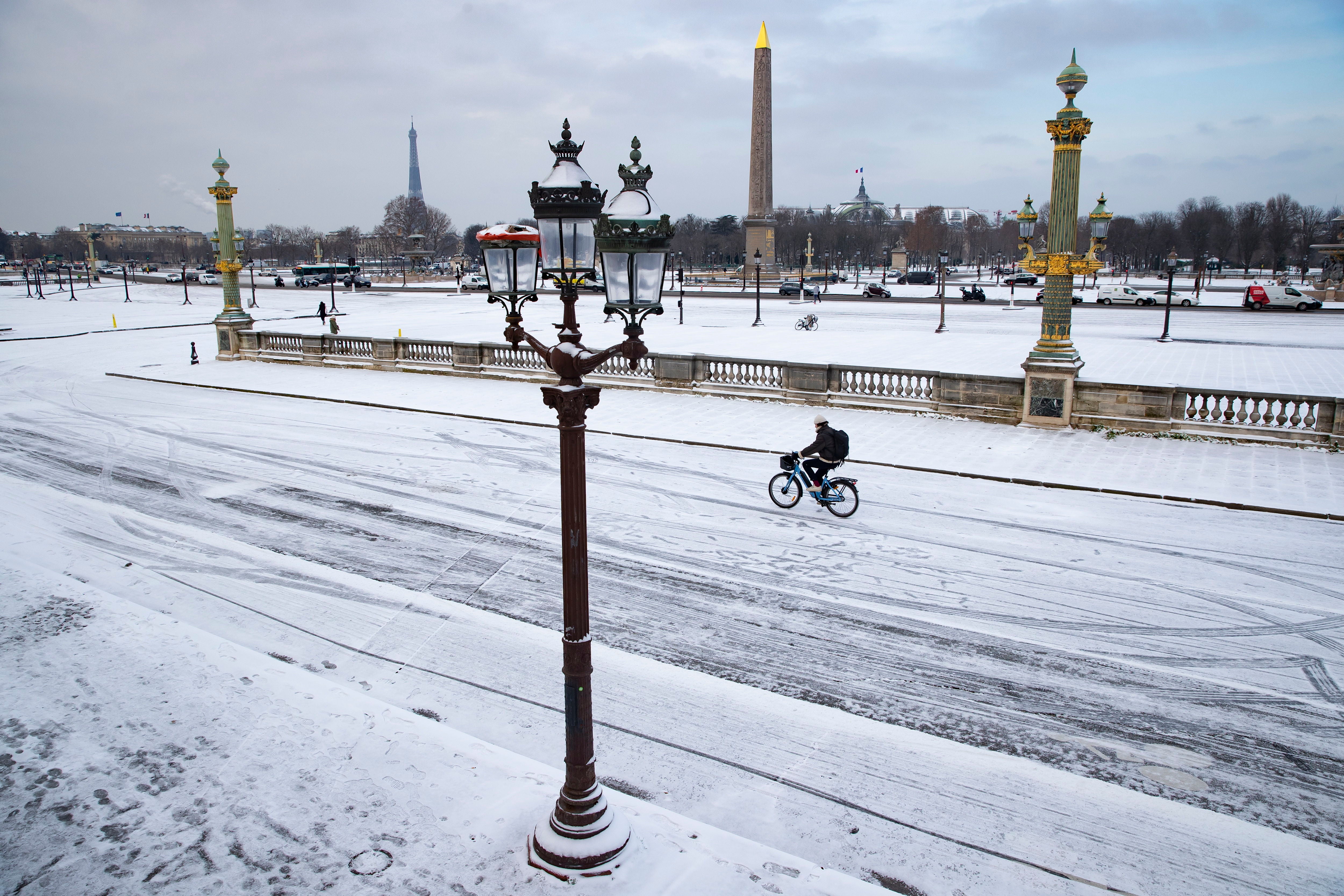 La nieve se ha dejado notar en los últimos días en distintos países como Alemania, Holanda o Estados Unidos. Las condiciones climatológicas, además de dejar unas imágenes llamativas, también han provocado alteraciones en la vida de sus ciudadanos.