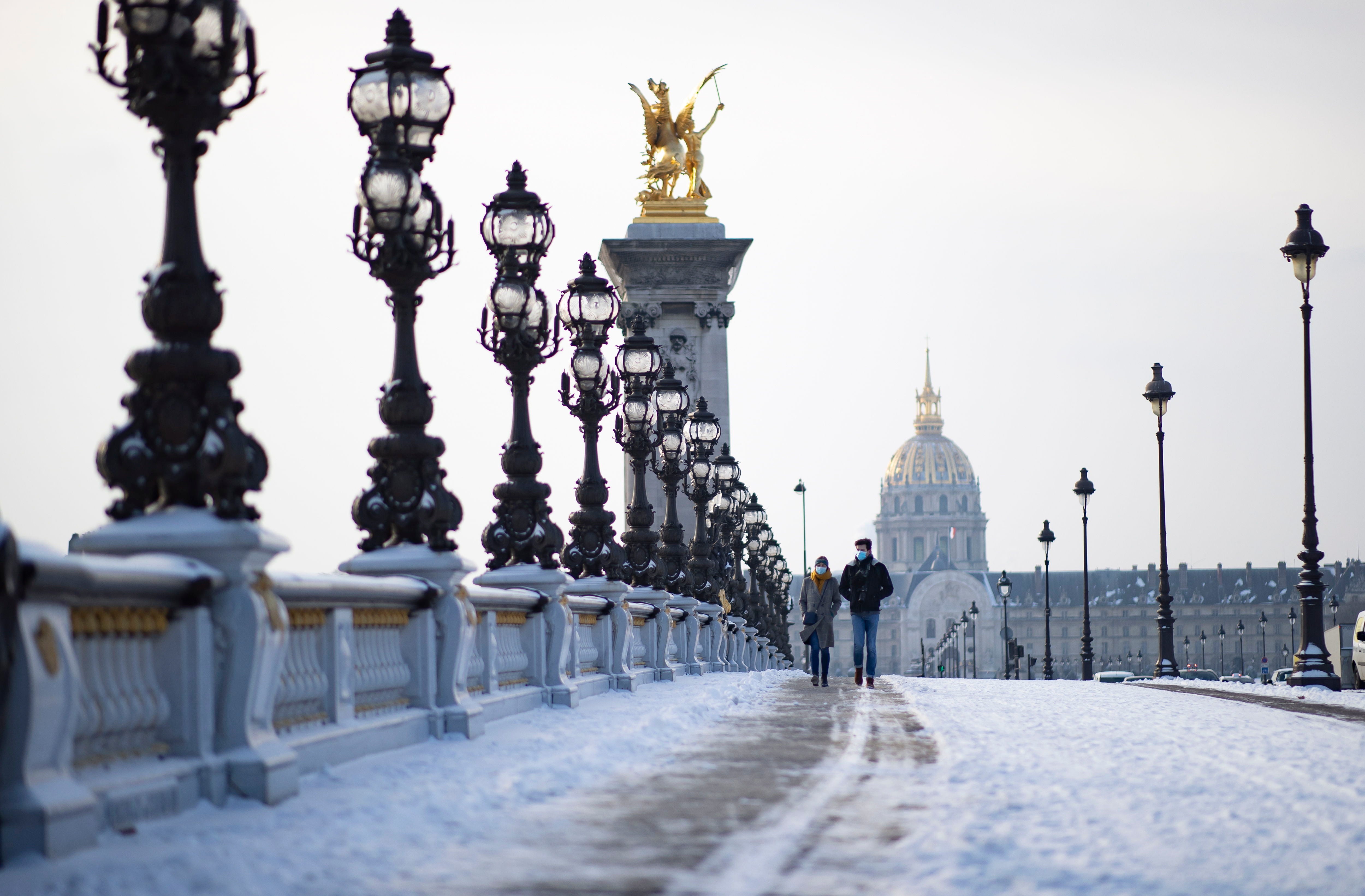 La nieve se ha dejado notar en los últimos días en distintos países como Alemania, Holanda o Estados Unidos. Las condiciones climatológicas, además de dejar unas imágenes llamativas, también han provocado alteraciones en la vida de sus ciudadanos.