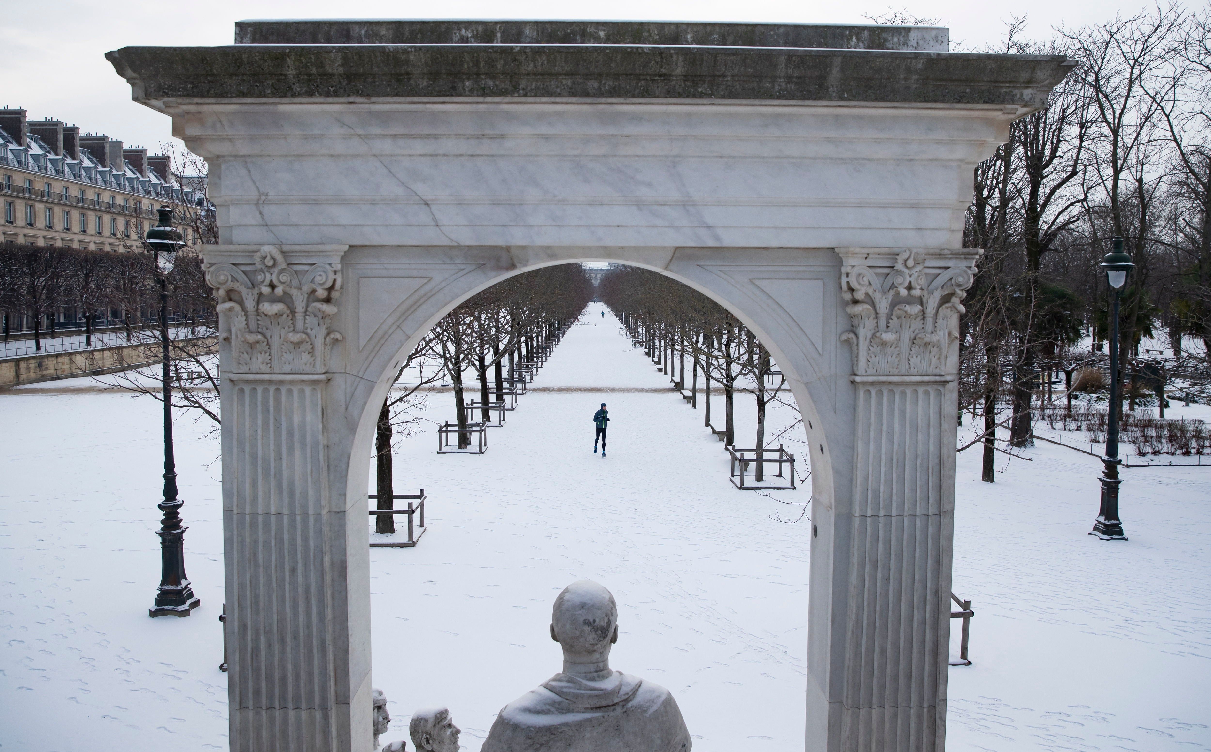 La nieve se ha dejado notar en los últimos días en distintos países como Alemania, Holanda o Estados Unidos. Las condiciones climatológicas, además de dejar unas imágenes llamativas, también han provocado alteraciones en la vida de sus ciudadanos.