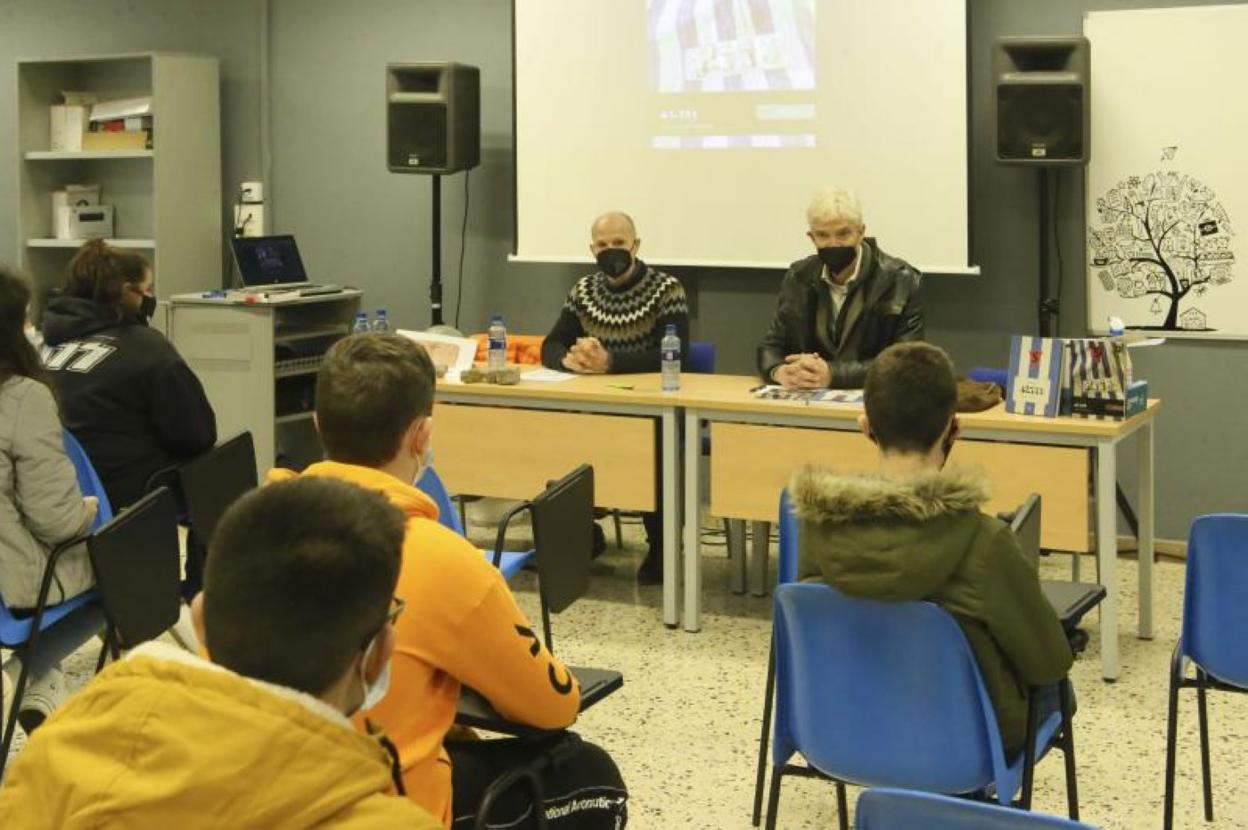 El escritor Xuan Santori y Lennart Koch, ayer, en el IES Peñamayor de Nava. 
