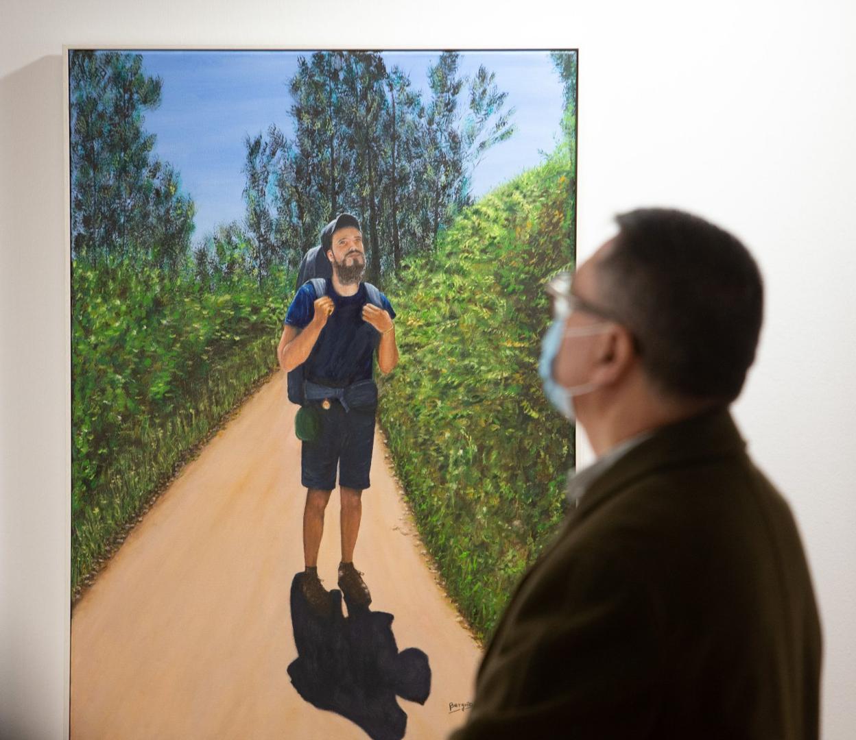 Uno de los asistentes observa el 'Buen Camino' de Ángeles Berguño. 