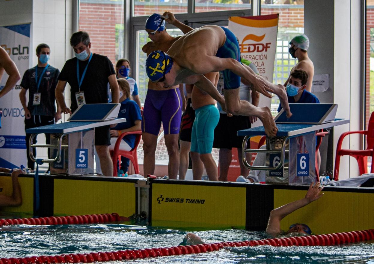 A la derecha, Marco Ozaeta. Arriba, el nadador gijonés en una prueba del Nacional. 