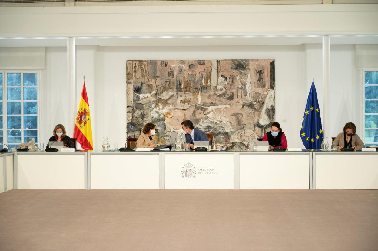 El presidente, Pedro Sánchez, y la vicepresidenta Carmen Calvo, entre Nadia Calviño y Pablo Iglesias, ayer en el Consejo de Ministros. 
