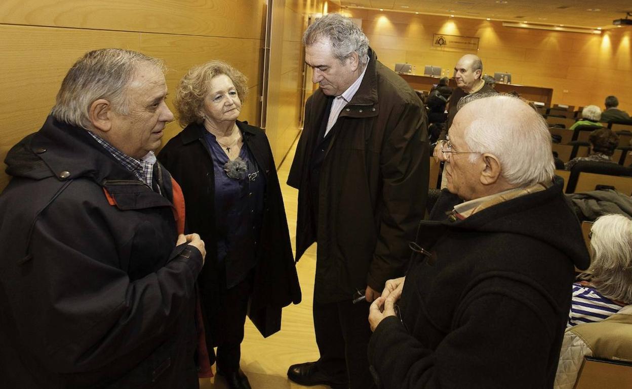 Años 2014, un acto del Aula de Cultura de La Voz de Avilés en el que estoy, de izquierda a derecha, con Eugenio Bueno, Marian Suárez y José Manuel Feito