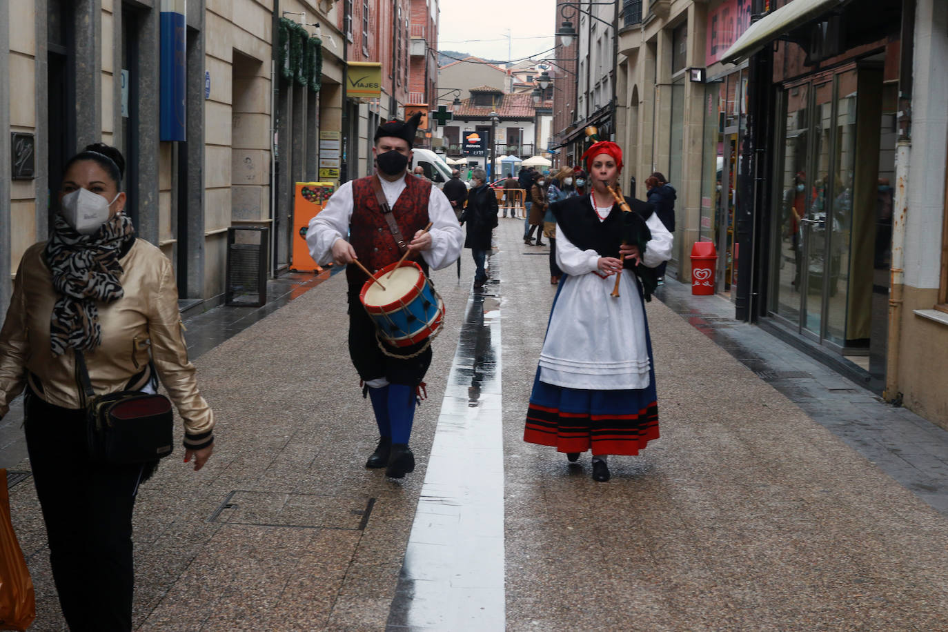 Los vecinos de Pola de Siero celebran la fiesta de Les Comadres condicionados por el cierre perimetral | Los restaurantes elaboran menús para llevar y los bares regalan bollos para animar hoy, y pese a las restricciones, la celebración