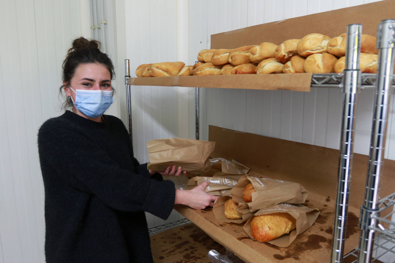 Los vecinos de Pola de Siero celebran la fiesta de Les Comadres condicionados por el cierre perimetral | Los restaurantes elaboran menús para llevar y los bares regalan bollos para animar hoy, y pese a las restricciones, la celebración