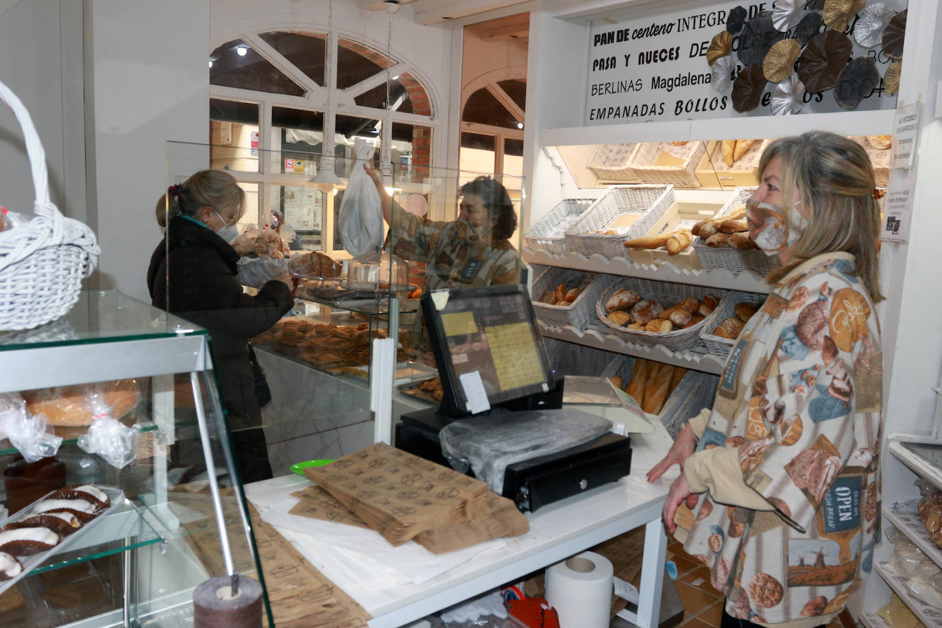 Los vecinos de Pola de Siero celebran la fiesta de Les Comadres condicionados por el cierre perimetral | Los restaurantes elaboran menús para llevar y los bares regalan bollos para animar hoy, y pese a las restricciones, la celebración