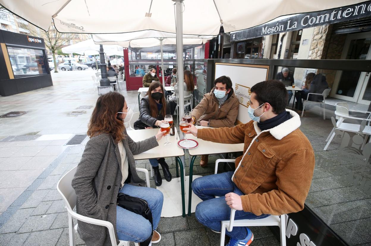 Cuatro jóvenes toman el aperitivo en un establecimiento de Oviedo. 