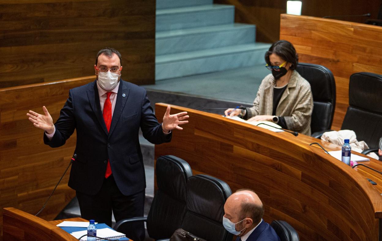Adrián Barbón, durante el pleno celebrado ayer en la Junta General del Principado. 