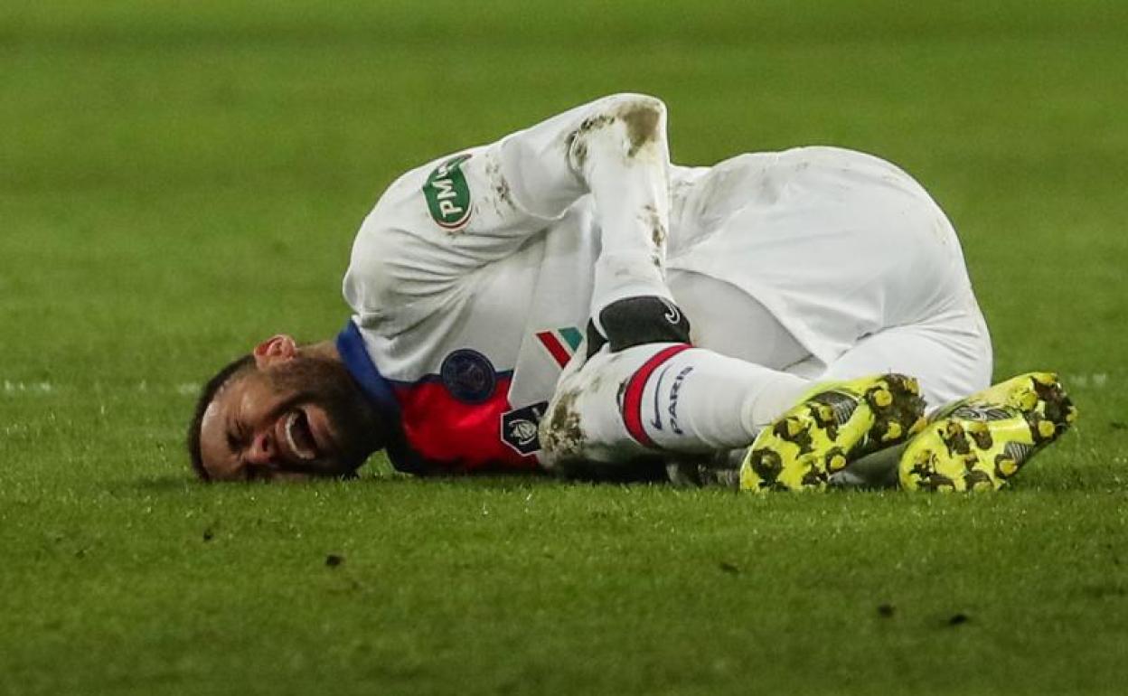 Neymar se duele sobre el césped tras resultar lesionado la noche del miércoles. 