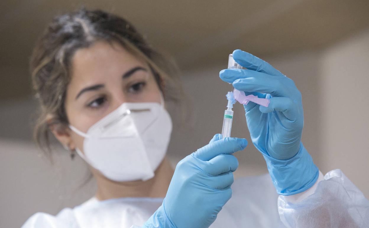 La enfermera Nerea Bernardo prepara la segunda dosis de la vacuna para un residente de la Mixta.