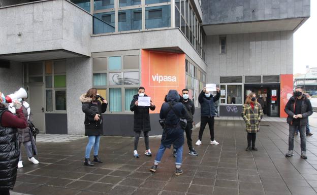 Protesta ante la sede de Viviendas del Principado de Asturias