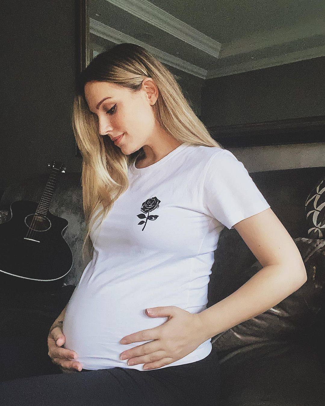 Edurne luce una bonita barriga premamá.