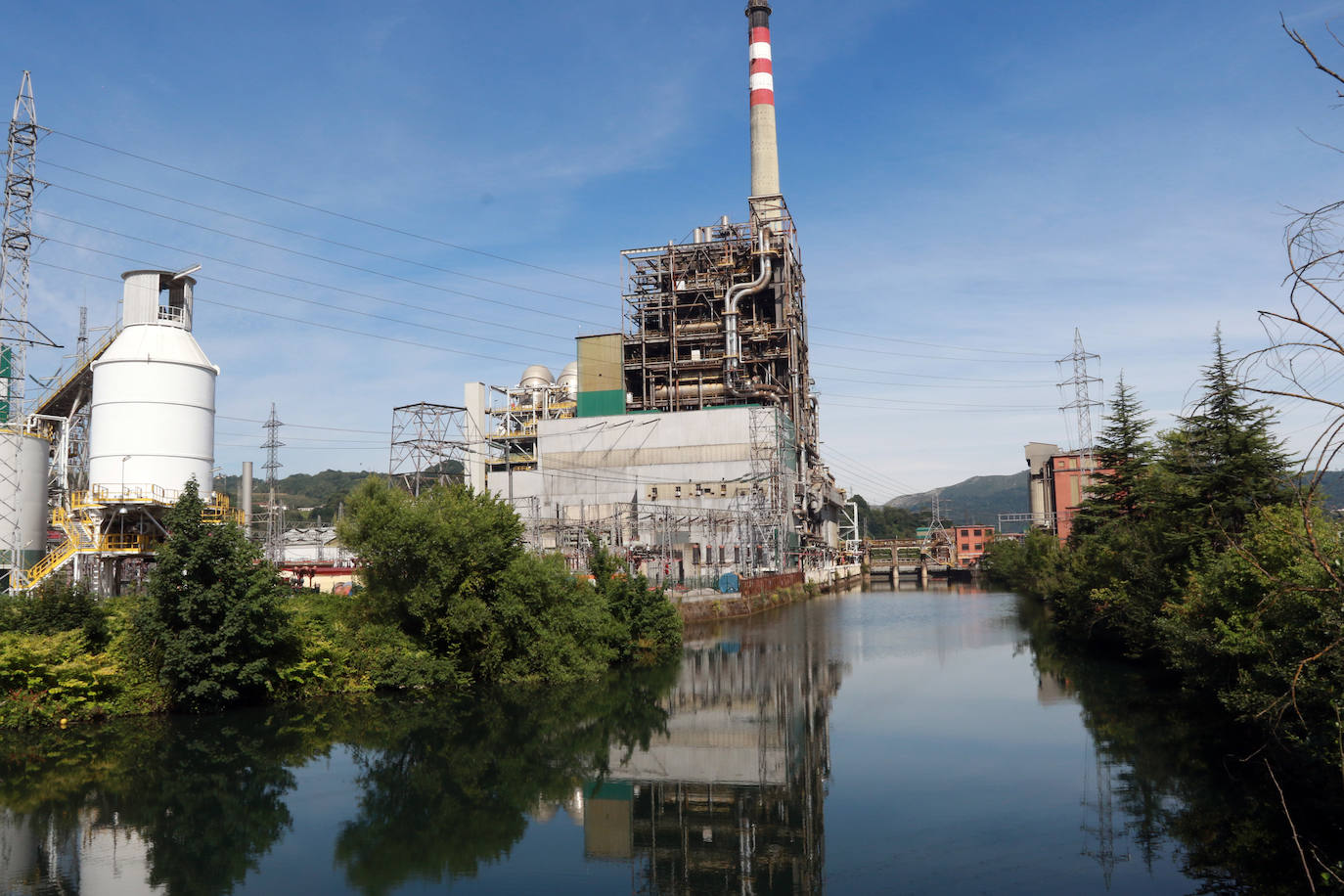 La central térmica de Lada, fue desconectada de la red el pasado verano.