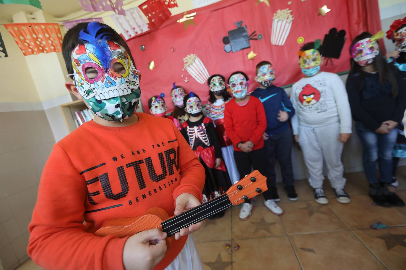 El Antroxu de Avilés ya ha comenzado y así lo han demostrado los niños y niñas de los colegios de avilesinos, que han llenado las aulas de disfraces y alegría. 
