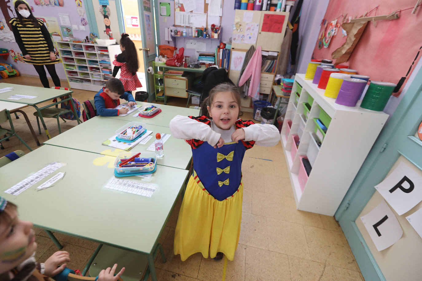 El Antroxu de Avilés ya ha comenzado y así lo han demostrado los niños y niñas de los colegios de avilesinos, que han llenado las aulas de disfraces y alegría. 