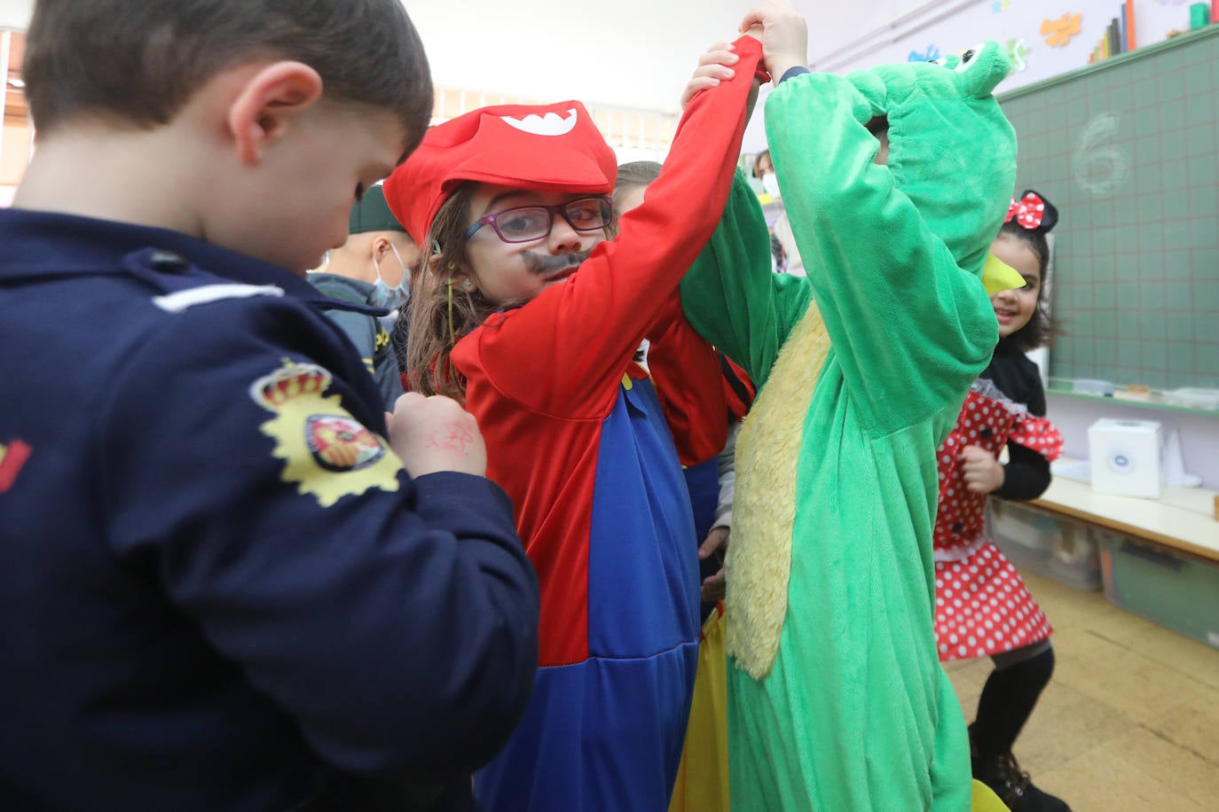 El Antroxu de Avilés ya ha comenzado y así lo han demostrado los niños y niñas de los colegios de avilesinos, que han llenado las aulas de disfraces y alegría. 