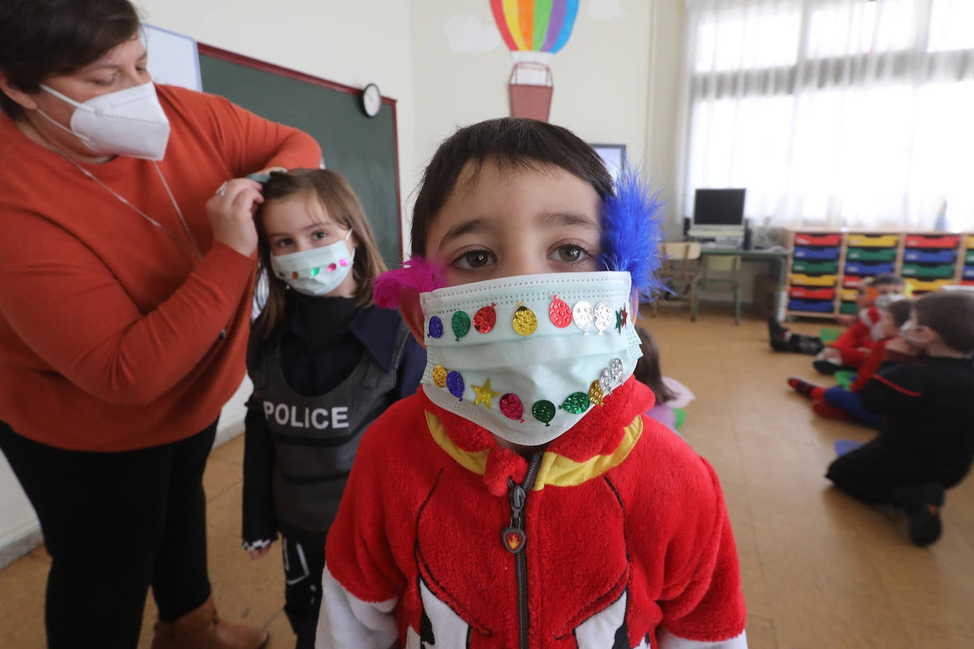 El Antroxu de Avilés ya ha comenzado y así lo han demostrado los niños y niñas de los colegios de avilesinos, que han llenado las aulas de disfraces y alegría. 