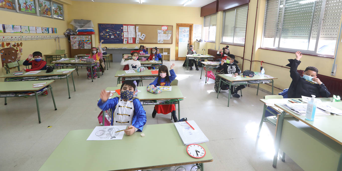 El Antroxu de Avilés ya ha comenzado y así lo han demostrado los niños y niñas de los colegios de avilesinos, que han llenado las aulas de disfraces y alegría. 