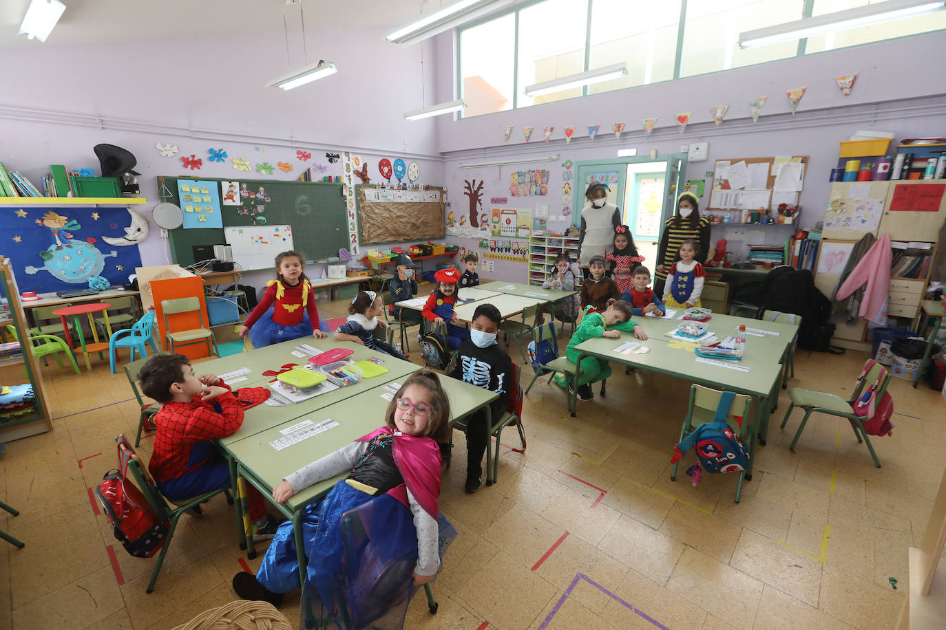 El Antroxu de Avilés ya ha comenzado y así lo han demostrado los niños y niñas de los colegios de avilesinos, que han llenado las aulas de disfraces y alegría. 