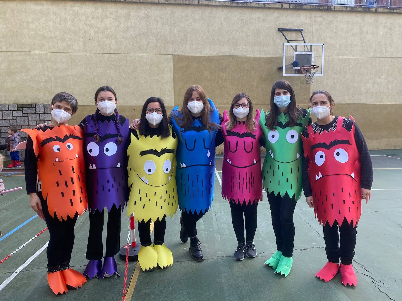 Los más pequeños de Gijón ya están de Antroxu. Los alumnos de cenntros educativos como el colegio Príncipe de Asturias, de La Calzada, el San Vicente de Paúl o el Colegio Público de Cabueñes se han disfrazado este viernes. Estos últimos han aprovechado la ocasión para rendir homenaje a los sanitarios. 