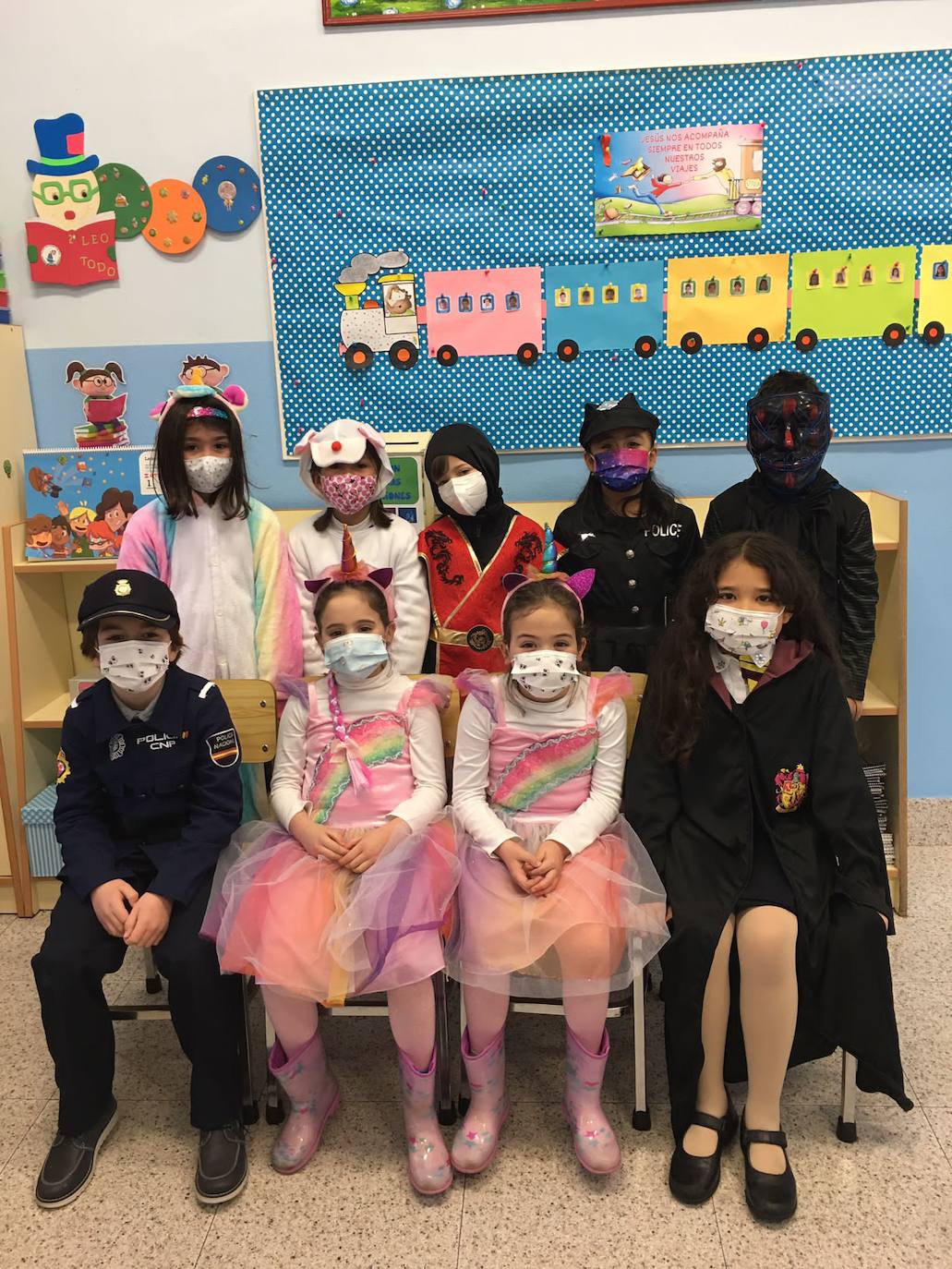 Los más pequeños de Gijón ya están de Antroxu. Los alumnos de cenntros educativos como el colegio Príncipe de Asturias, de La Calzada, el San Vicente de Paúl o el Colegio Público de Cabueñes se han disfrazado este viernes. Estos últimos han aprovechado la ocasión para rendir homenaje a los sanitarios. 