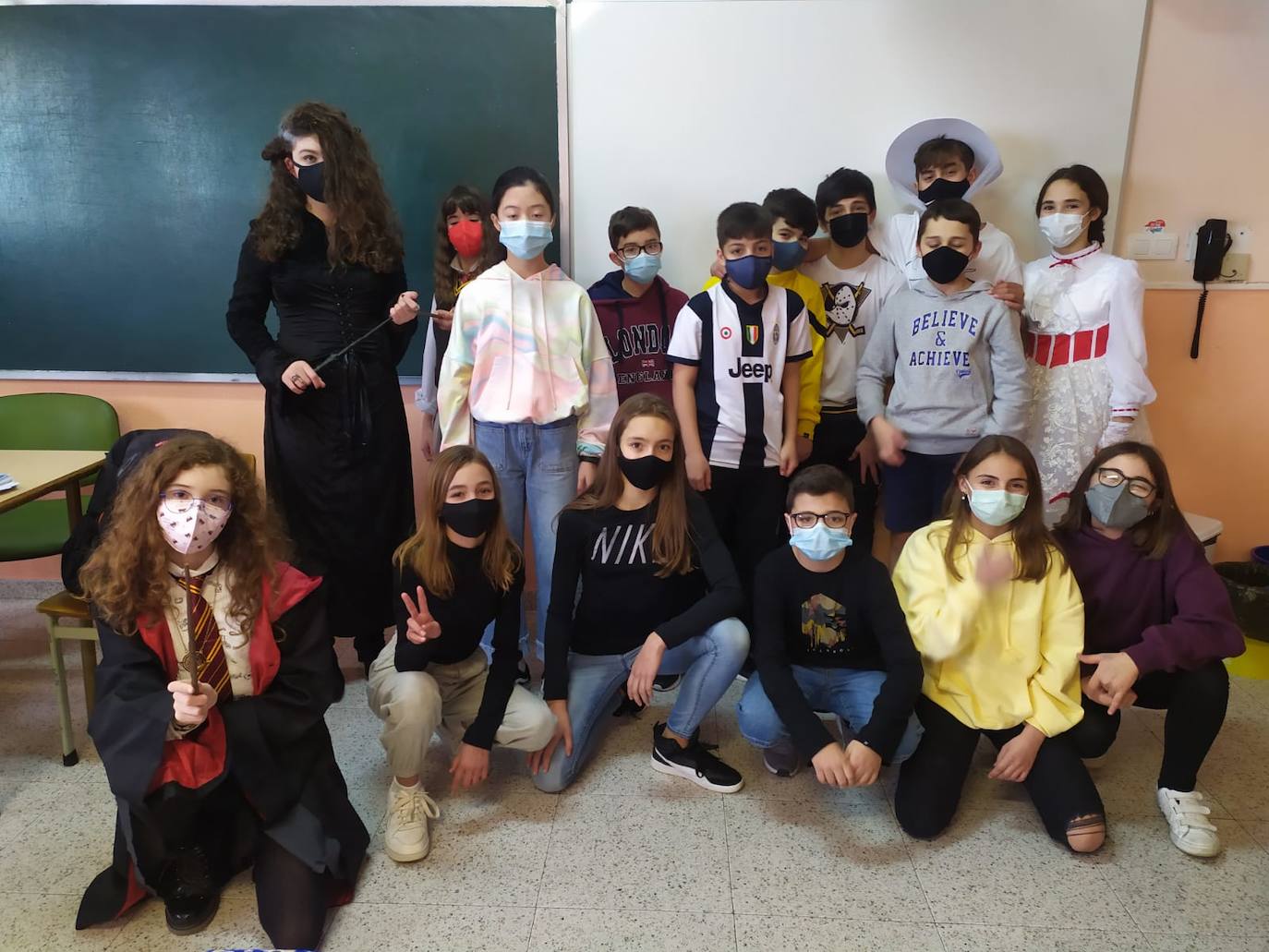 Los más pequeños de Gijón ya están de Antroxu. Los alumnos de cenntros educativos como el colegio Príncipe de Asturias, de La Calzada, el San Vicente de Paúl o el Colegio Público de Cabueñes se han disfrazado este viernes. Estos últimos han aprovechado la ocasión para rendir homenaje a los sanitarios. 