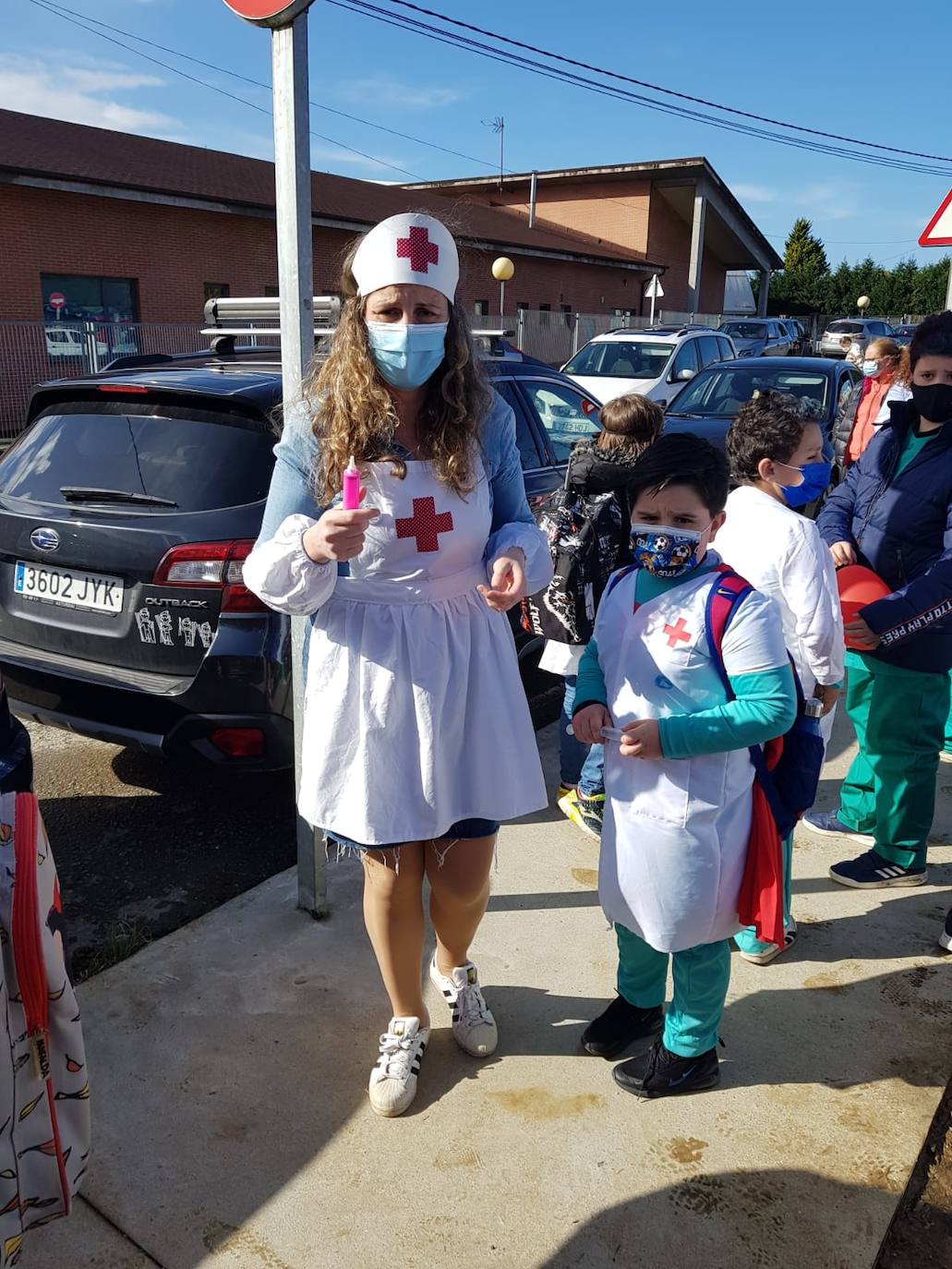 Los más pequeños de Gijón ya están de Antroxu. Los alumnos de cenntros educativos como el colegio Príncipe de Asturias, de La Calzada, el San Vicente de Paúl o el Colegio Público de Cabueñes se han disfrazado este viernes. Estos últimos han aprovechado la ocasión para rendir homenaje a los sanitarios. 