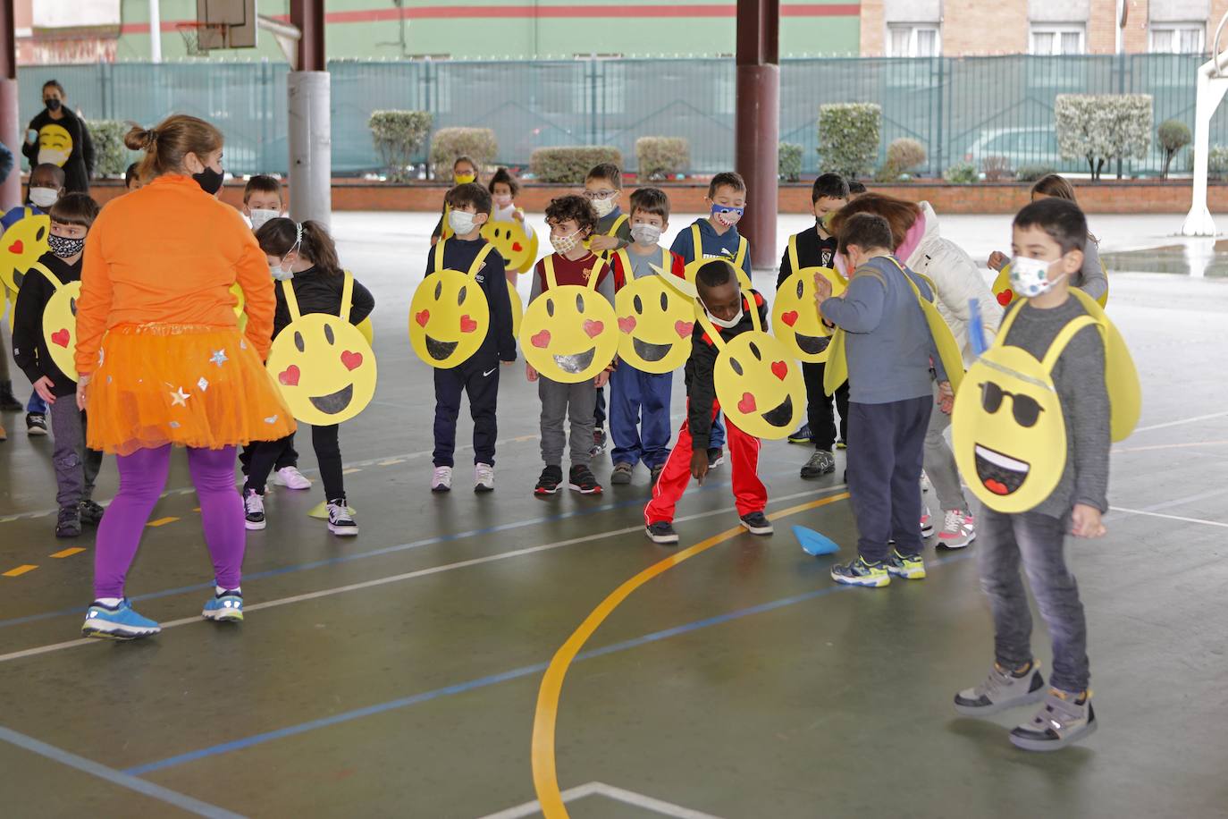 Los más pequeños de Gijón ya están de Antroxu. Los alumnos de cenntros educativos como el colegio Príncipe de Asturias, de La Calzada, el San Vicente de Paúl o el Colegio Público de Cabueñes se han disfrazado este viernes. Estos últimos han aprovechado la ocasión para rendir homenaje a los sanitarios. 