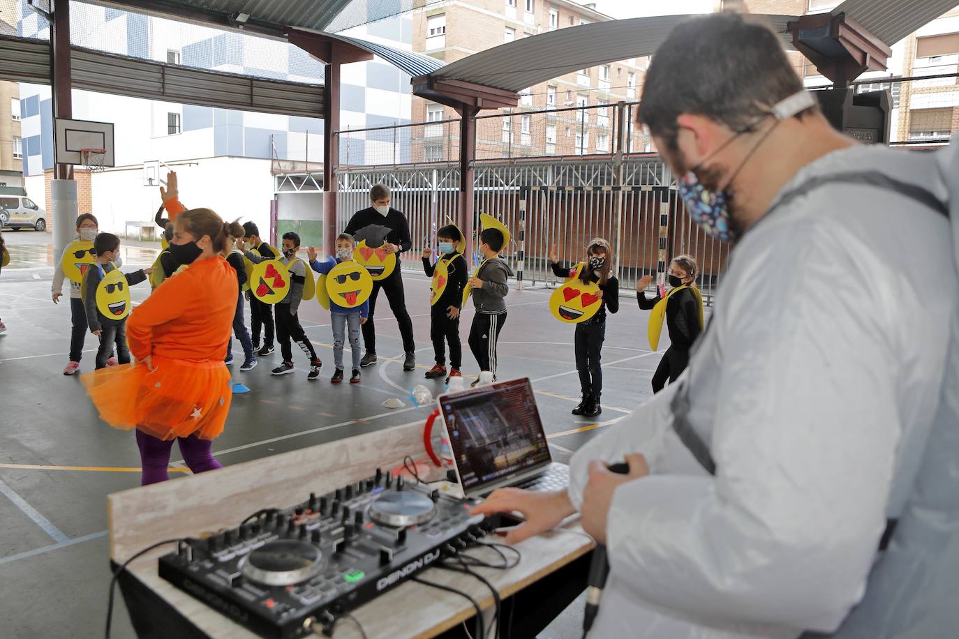 Los más pequeños de Gijón ya están de Antroxu. Los alumnos de cenntros educativos como el colegio Príncipe de Asturias, de La Calzada, el San Vicente de Paúl o el Colegio Público de Cabueñes se han disfrazado este viernes. Estos últimos han aprovechado la ocasión para rendir homenaje a los sanitarios. 