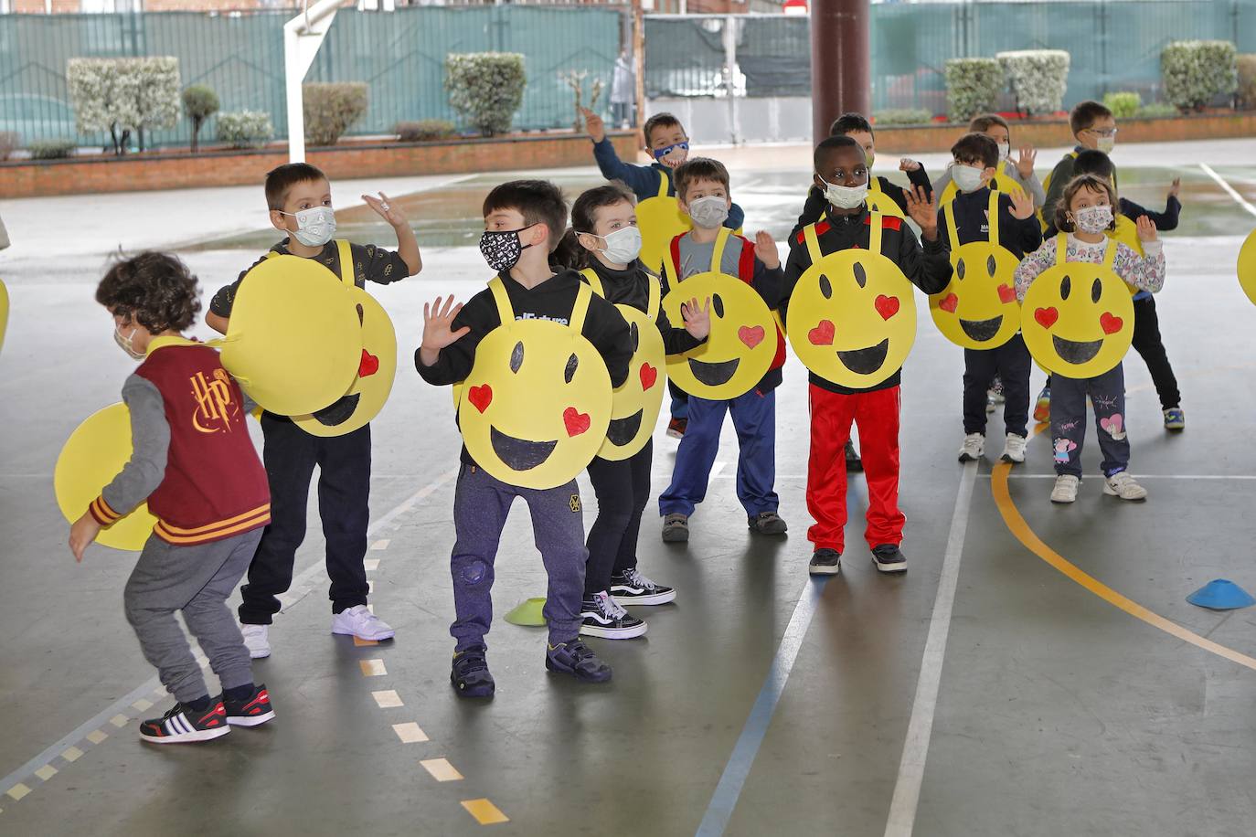 Los más pequeños de Gijón ya están de Antroxu. Los alumnos de cenntros educativos como el colegio Príncipe de Asturias, de La Calzada, el San Vicente de Paúl o el Colegio Público de Cabueñes se han disfrazado este viernes. Estos últimos han aprovechado la ocasión para rendir homenaje a los sanitarios. 