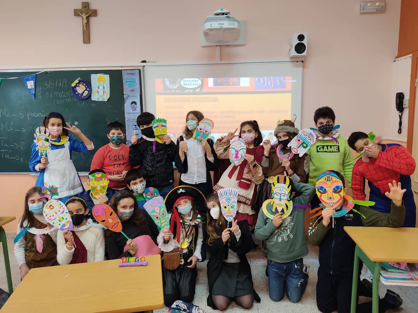 Los más pequeños de Gijón ya están de Antroxu. Los alumnos de cenntros educativos como el colegio Príncipe de Asturias, de La Calzada, el San Vicente de Paúl o el Colegio Público de Cabueñes se han disfrazado este viernes. Estos últimos han aprovechado la ocasión para rendir homenaje a los sanitarios. 