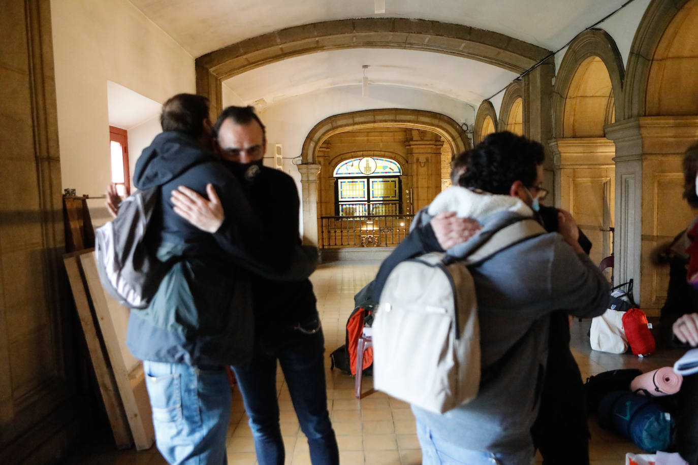 Los hosteleros David Tejerina y Tono Permuy se han encerrado en la iglesia de San José de Gijón para reclamar una mayor implicación de las administraciones con el sector y ayudas para afrontar los pagos a sus trabajadores 