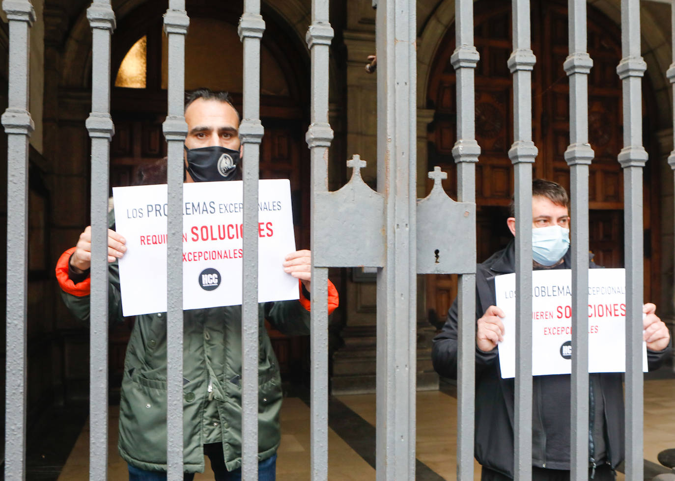 Los hosteleros David Tejerina y Tono Permuy se han encerrado en la iglesia de San José de Gijón para reclamar una mayor implicación de las administraciones con el sector y ayudas para afrontar los pagos a sus trabajadores 