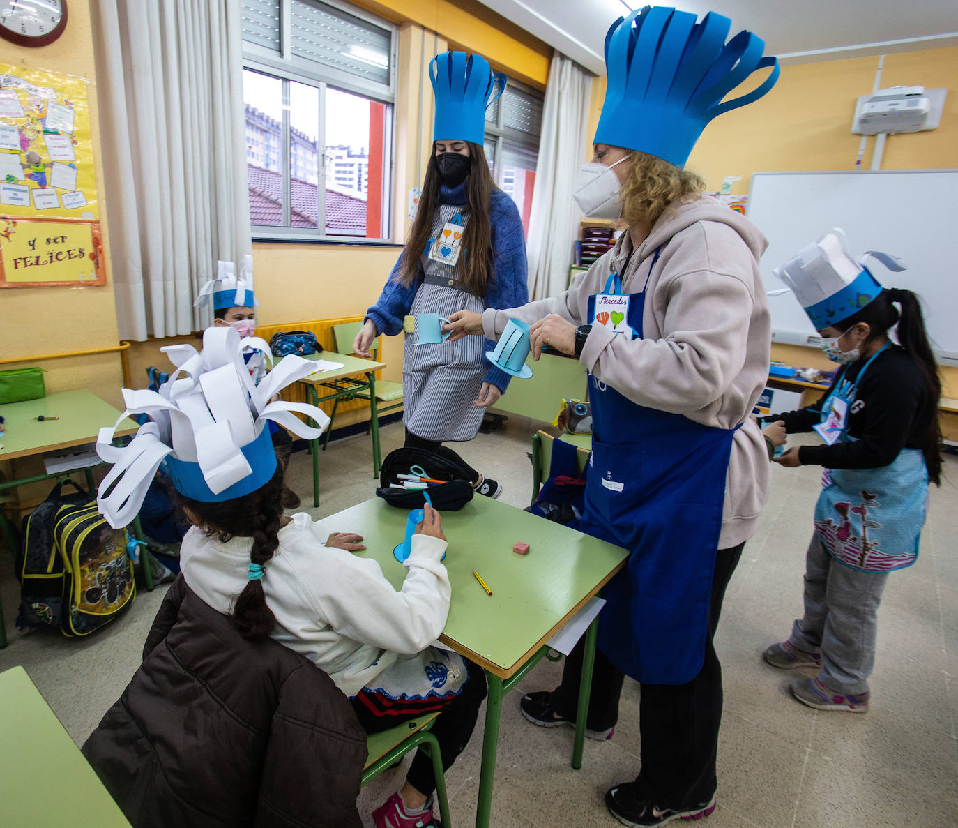 Los alumnos y las alumnas de los colegios de Oviedo han llenado las aulas de color, alegría y disfraces. 