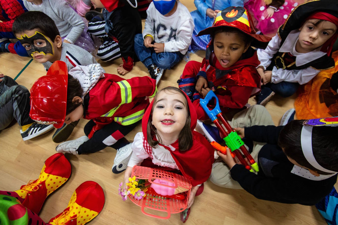 Los alumnos y las alumnas de los colegios de Oviedo han llenado las aulas de color, alegría y disfraces. 