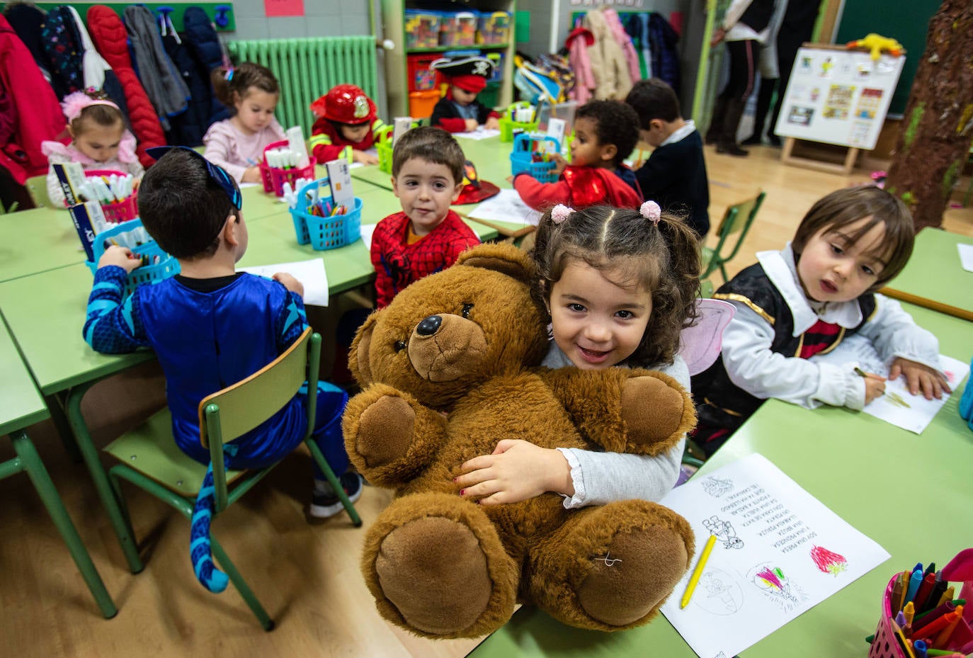 Los alumnos y las alumnas de los colegios de Oviedo han llenado las aulas de color, alegría y disfraces. 