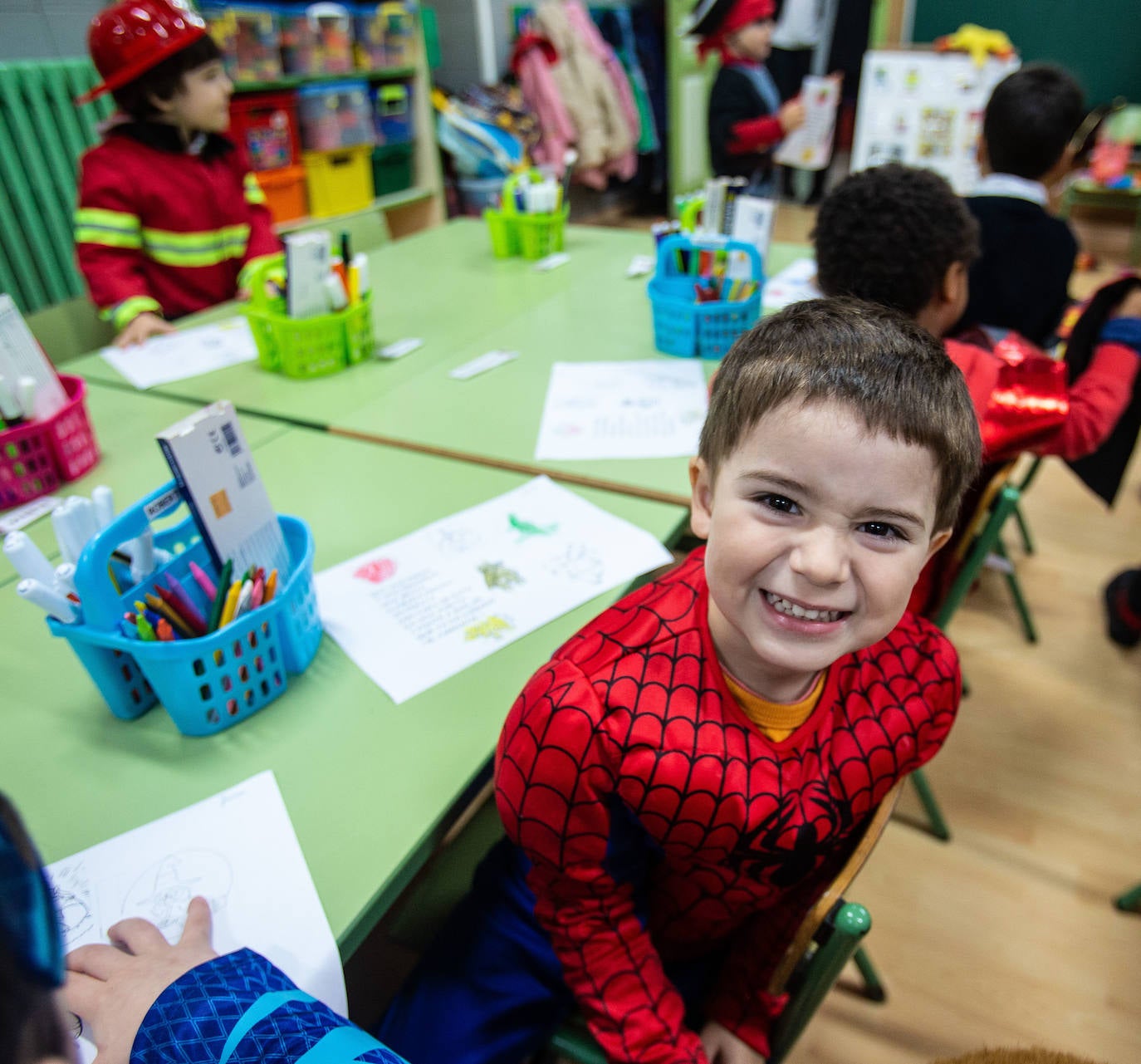 Los alumnos y las alumnas de los colegios de Oviedo han llenado las aulas de color, alegría y disfraces. 