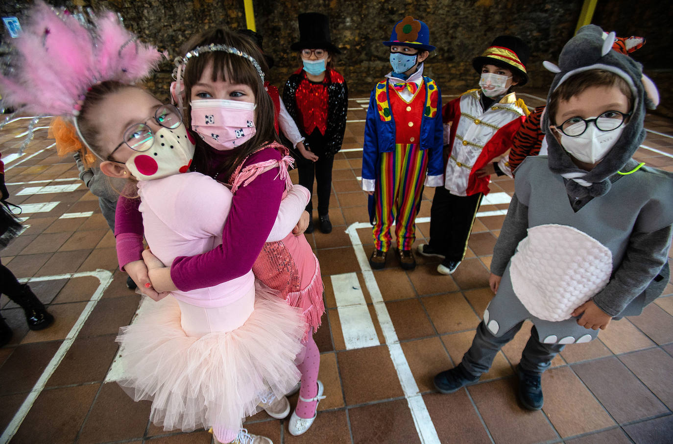 Los alumnos y las alumnas de los colegios de Oviedo han llenado las aulas de color, alegría y disfraces. 