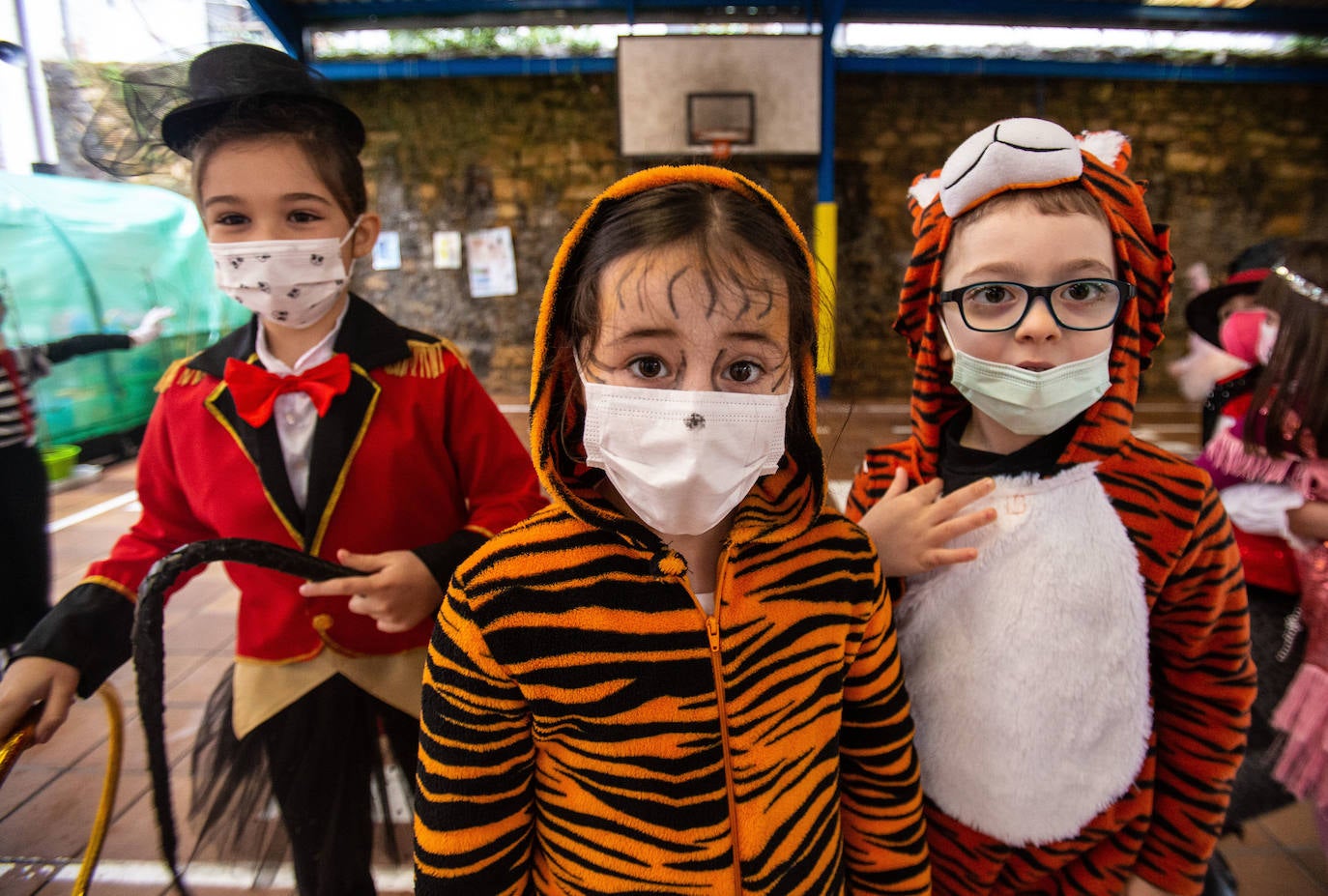 Los alumnos y las alumnas de los colegios de Oviedo han llenado las aulas de color, alegría y disfraces. 