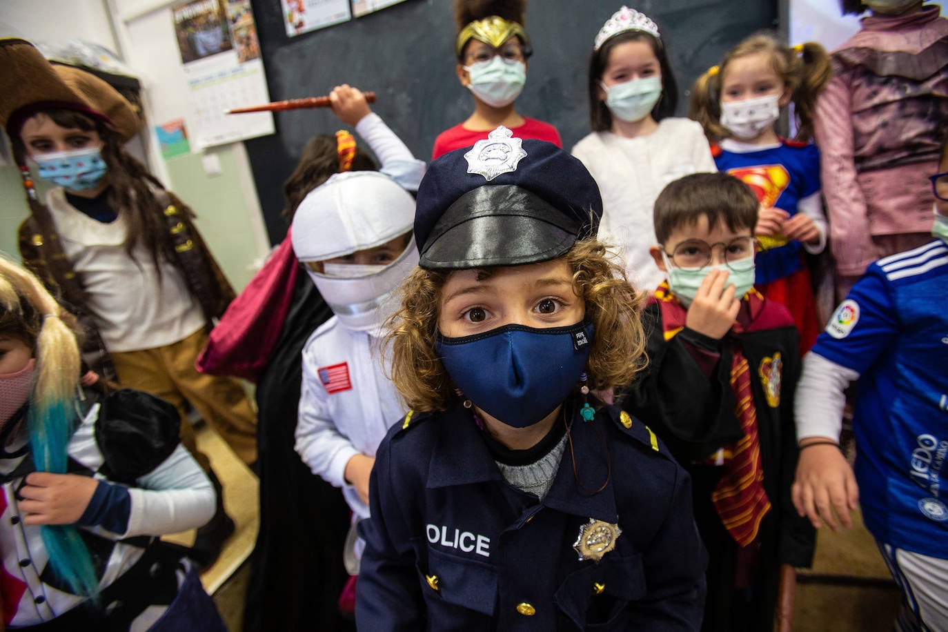 Los alumnos y las alumnas de los colegios de Oviedo han llenado las aulas de color, alegría y disfraces. 