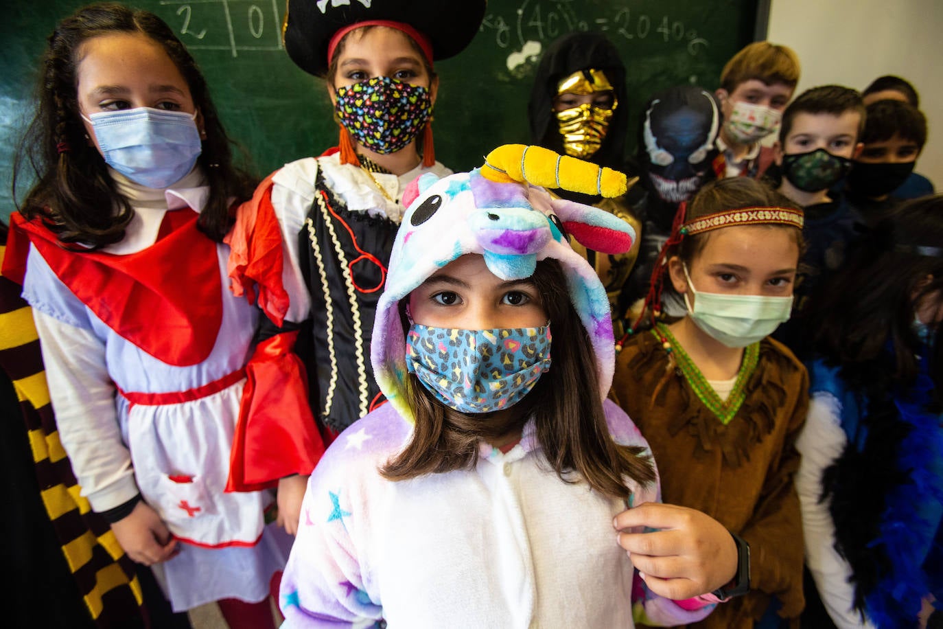 Los alumnos y las alumnas de los colegios de Oviedo han llenado las aulas de color, alegría y disfraces. 