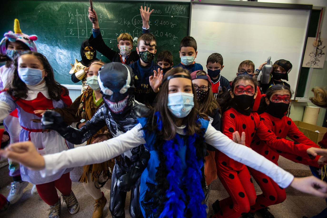 Los alumnos y las alumnas de los colegios de Oviedo han llenado las aulas de color, alegría y disfraces. 