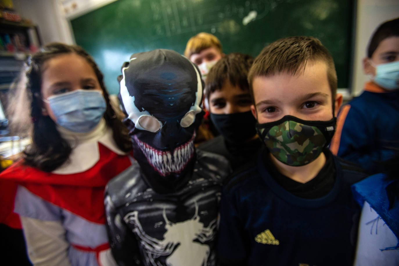 Los alumnos y las alumnas de los colegios de Oviedo han llenado las aulas de color, alegría y disfraces. 